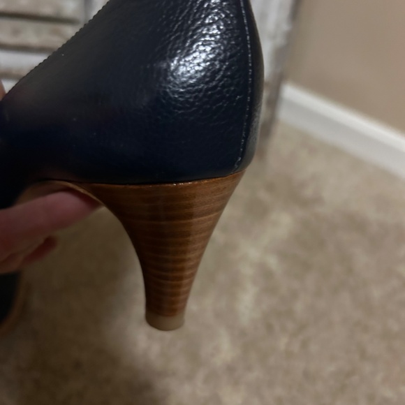Chanel navy stacked heel pointed toe pumps. Logo on toe. 38.5 - Picture 13 of 14